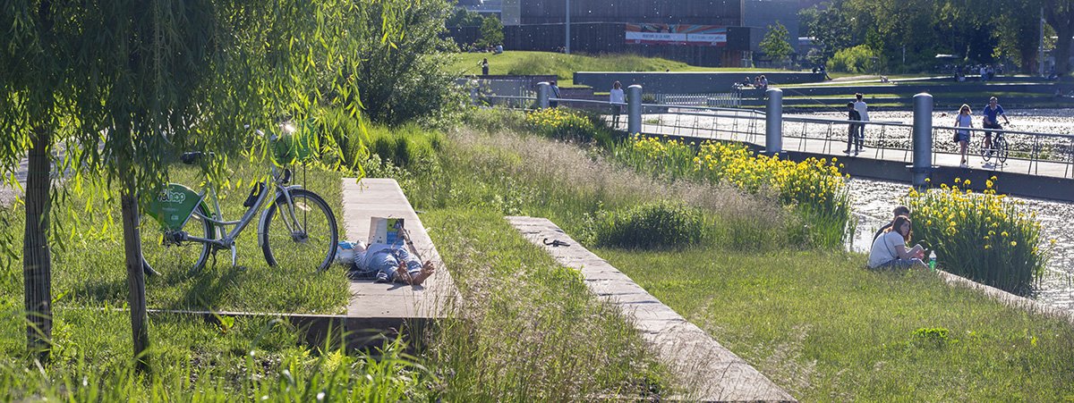 personne couchée dans un parc