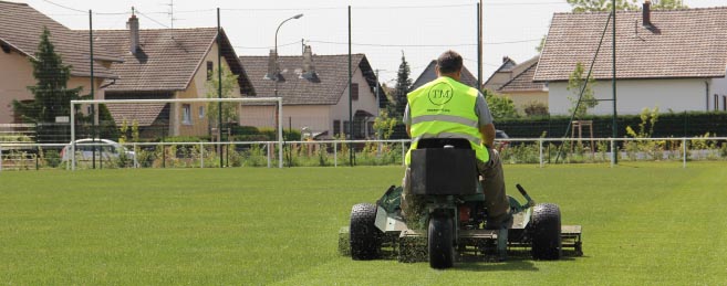 tonte de la pelouse d'un terrain de foot